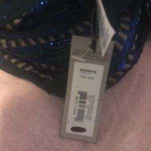 7 women’s scarves two with tags